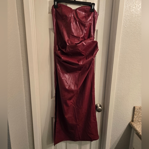 Elegant Burgundy Strapless Dress - Picture 3 of 10